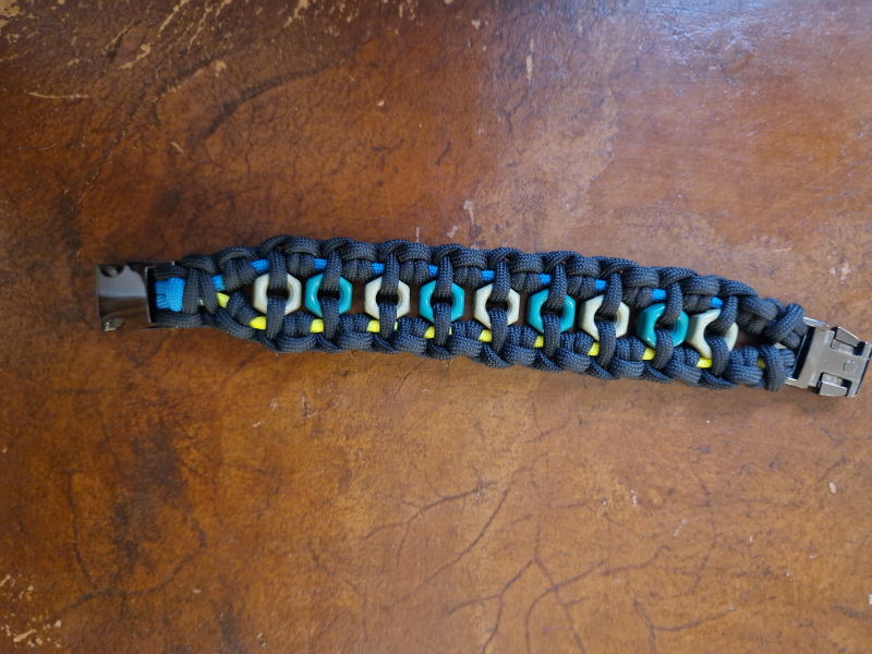 Paracord with metal clamp
